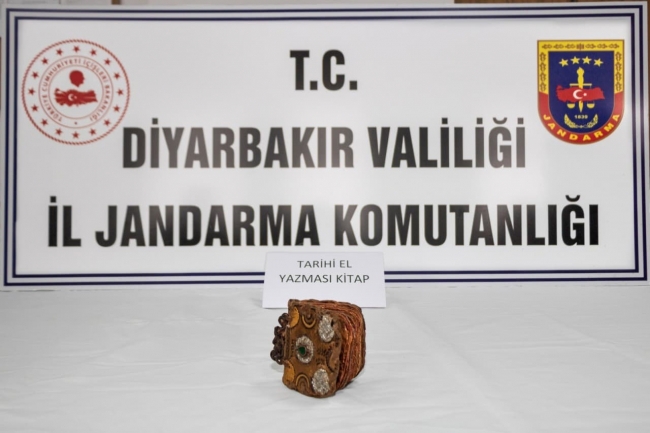 Diyarbakır'da el yazması İbranice deri kitap ele geçirildi